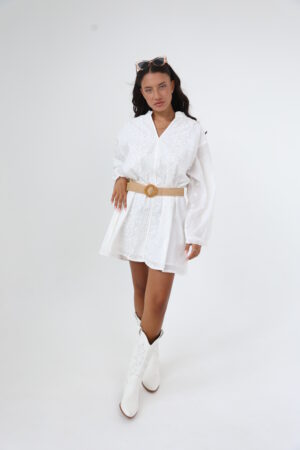 שמלה לבנה מעוטרת