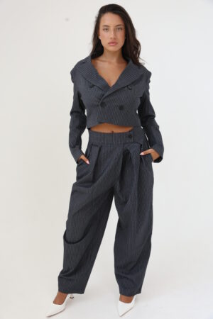 חליפת מחויטת מפוספסת